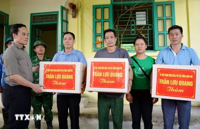 Phó Thủ tướng Trần Lưu Quang thăm hỏi, động viên và tặng quà một số gia đình bị ảnh hưởng nặng do lũ quét tại bản Mường Pồn 1, xã Mường Pồn, huyện Điện Biên, tỉnh Điện Biên. (Ảnh: Trung Kiên/TTXVN)