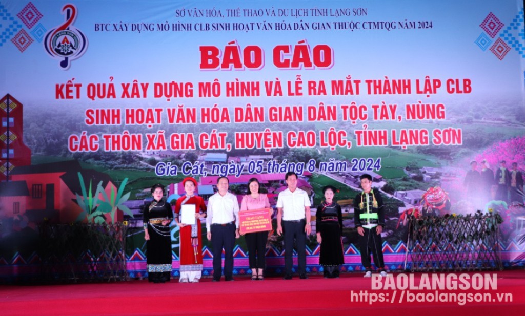 Đại diện Ban chủ nhiệm câu lạc bộ nhận quyết định thành lập và kinh phí hỗ trợ câu lạc bộ