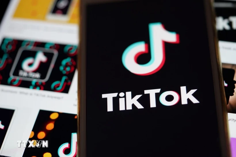 Biểu tượng mạng xã hội TikTok trên màn hình điện thoại. (Ảnh: THX/TTXVN)