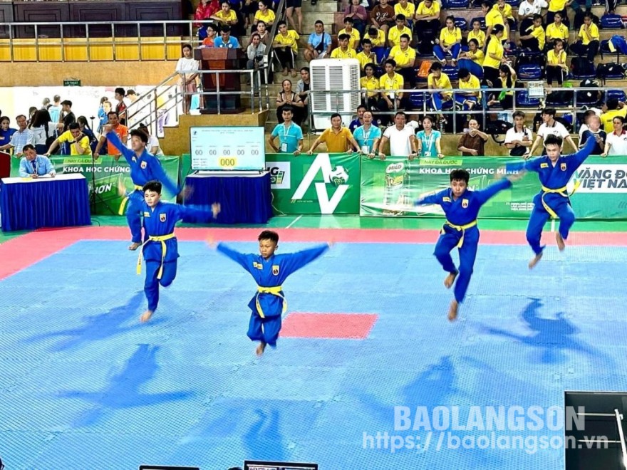 Các vận động viên Lạng Sơn biểu diễn nội dung quyền đồng đội nam môn Vovinam