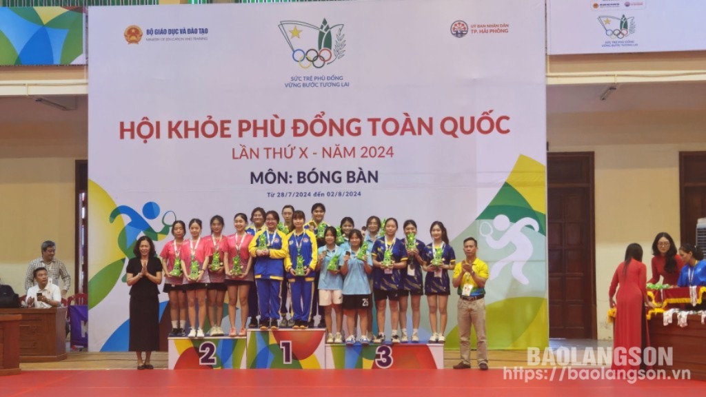 Vận động viên đoàn thể thao học sinh Lạng Sơn giành huy chương đồng Bóng bàn nội dung đồng đội