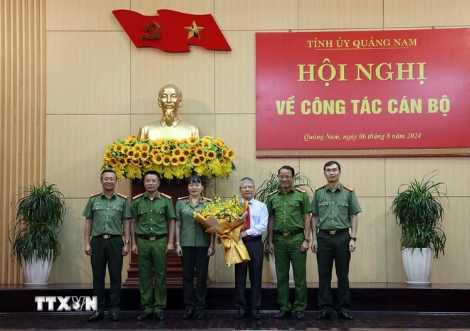 Ban lãnh đạo Công an tỉnh Quảng Nam chúc mừng Phó Bí thư Nguyễn Đức Dũng. (Ảnh: Trần Tĩnh/TTXVN)