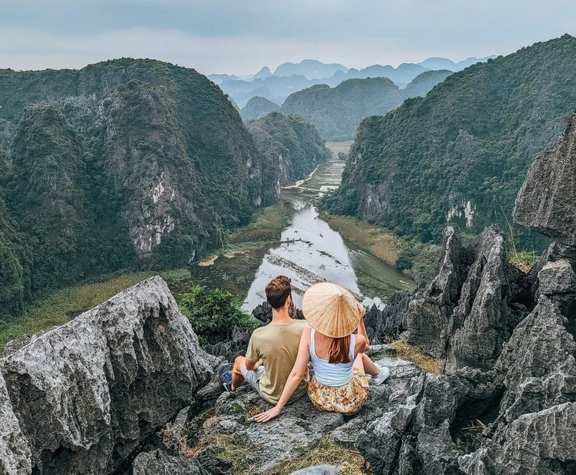 Du khách quốc tế trên đỉnh Hang Múa, Ninh Bình. (Ảnh: CTV/Vietnam+)