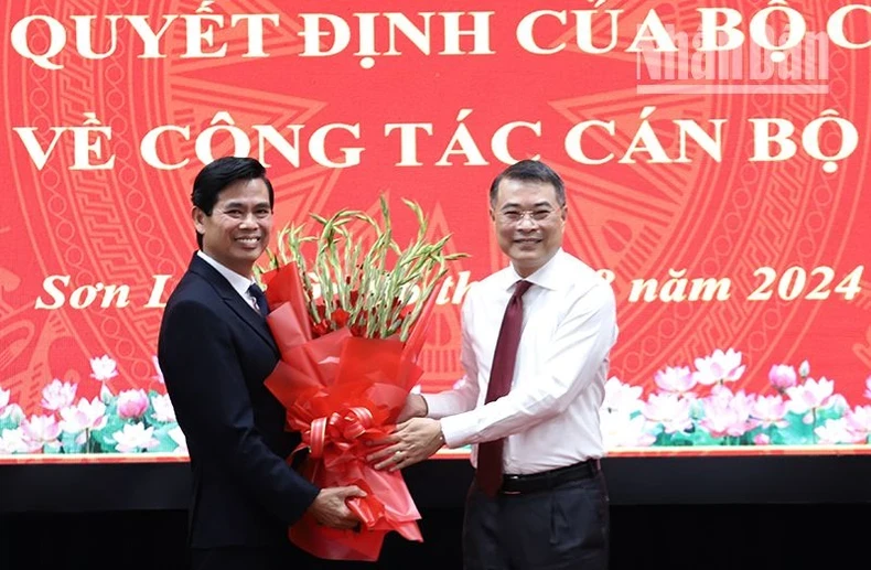 Đồng chí Lê Minh Hưng tặng hoa chúc mừng đồng chí Hoàng Quốc Khánh giữ chức Bí thư Tỉnh ủy Sơn La.