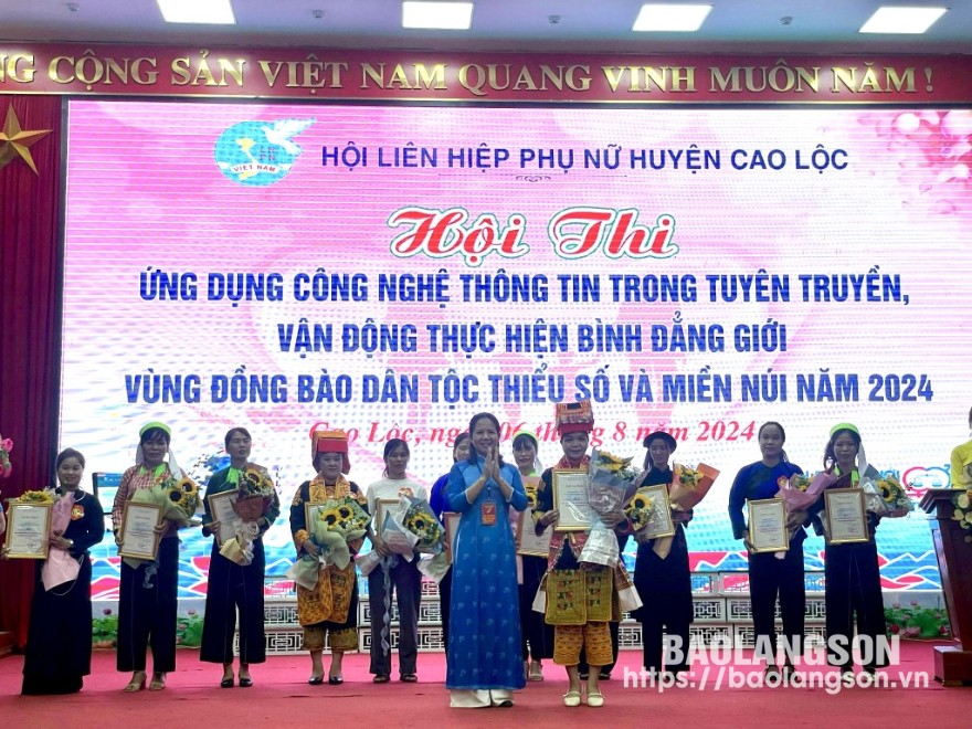 Ban Tổ chức trao giải cho các đội thi