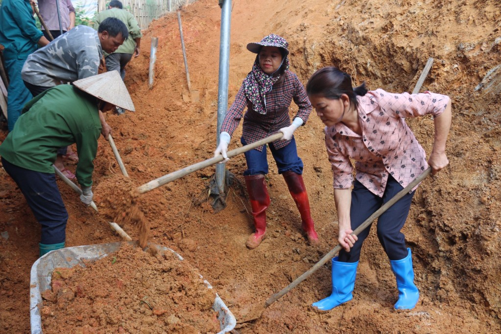 Các tổ chức hội, đoàn thể, lực lượng dân quân hỗ trợ gia đình tại thôn Nà Bung, xã Điềm He khắc phục sạt lở đất