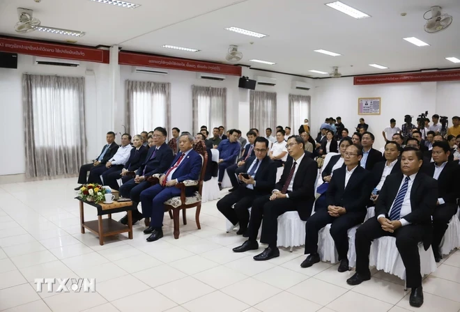 Chủ tịch Viện Hàn lâm khoa học và công nghệ Việt Nam Châu Văn Minh và Bộ trưởng Bộ Công nghệ và Truyền thông Lào Boviengkham Vongdara cùng các đại biểu tham dự lễ khánh thành. (Ảnh: Xuân Tú/TTXVN)