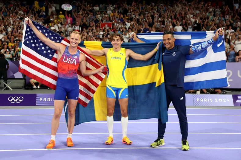 Mondo Duplantis (giữa) và Sam Kendricks (trái) ăn mừng tại Olympic Paris. (Ảnh: Getty)