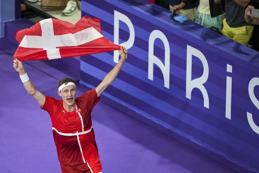 Tay vợt Axelsen mừng chiến thắng sau khi bảo vệ thành công Huy chương Vàng Olympic. Ảnh: AP 