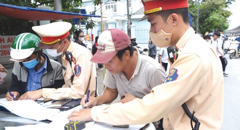 Lực lượng CSGT kiểm tra, xử lý lái xe vi phạm Luật An toàn giao thông. Ảnh: CTV