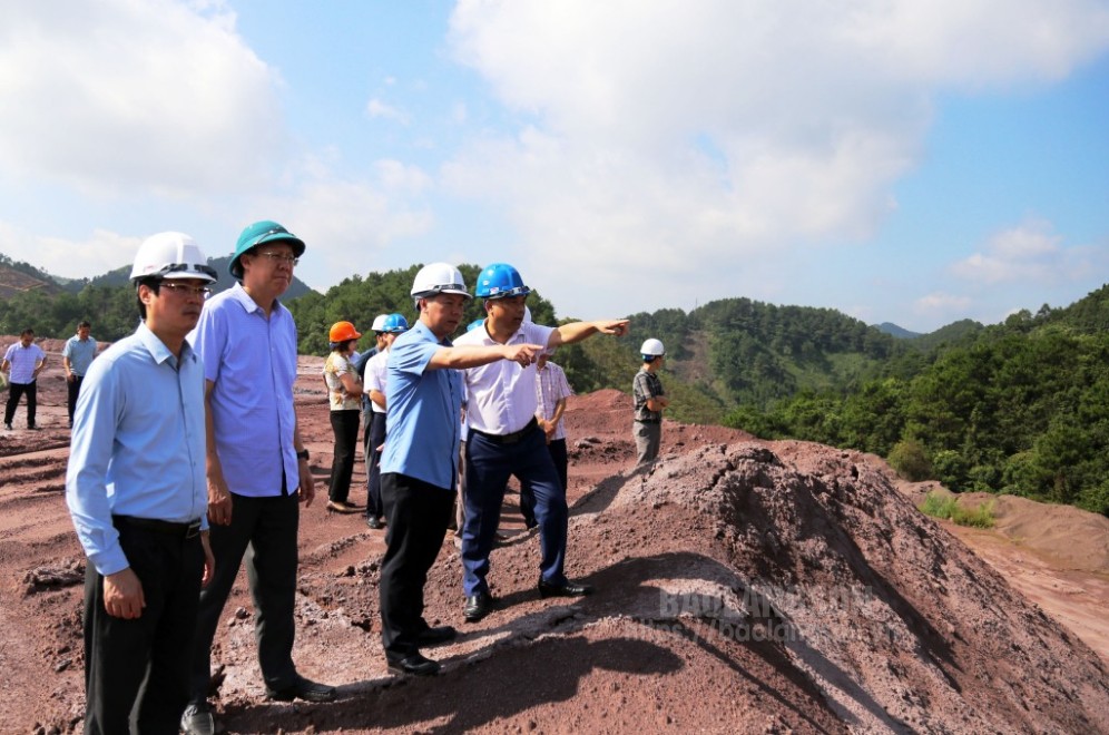 Đồng chí Đoàn Thanh Sơn, Phó Chủ tịch UBND tỉnh và các thành viên Đoàn công tác kiểm tra thực địa bãi thải tro xỉ của Nhà máy Nhiệt điện Na Dương