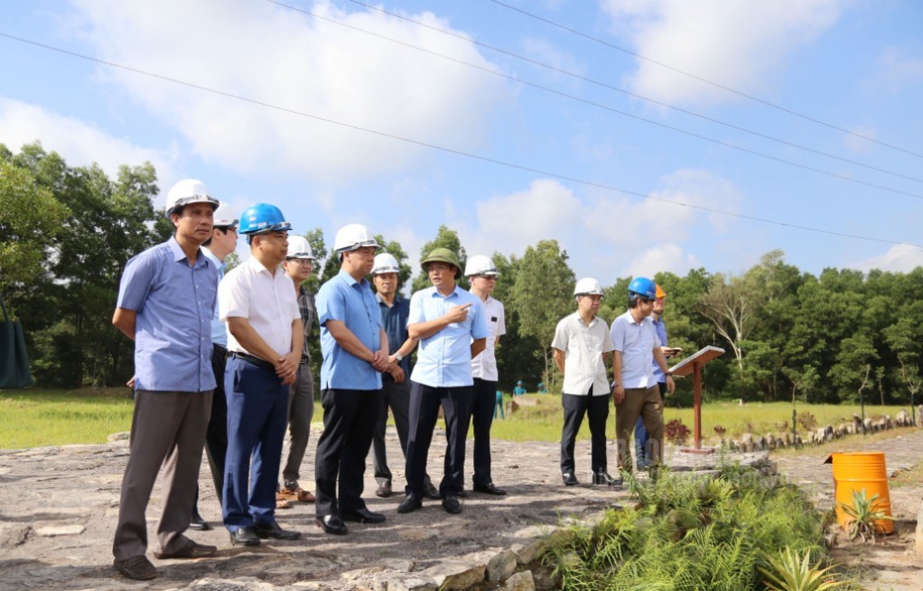 Đồng chí Đoàn Thanh Sơn, Phó Chủ tịch UBND tỉnh và các thành viên Đoàn công tác kiểm tra thực địa khu vực khai trường của công ty Than Na Dương