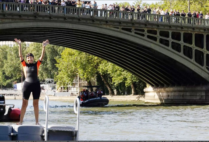 Thị trưởng Paris Anne Hidalgo vẫy tay trước khi bơi trên sông Seine, ngày 17/7. Ảnh Spunik.