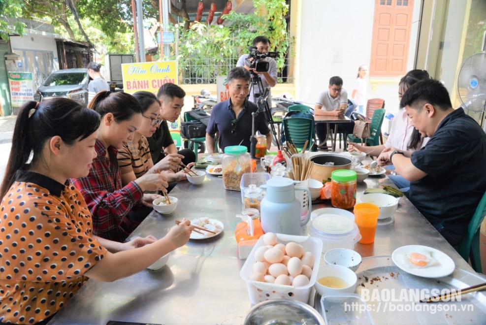 Đoàn khảo sát trải nghiệm và thưởng thức ẩm thực tại quán bánh cuốn Kim Oanh, phường Vĩnh Trại, thành phố Lạng Sơn