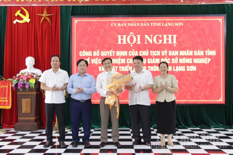 Lãnh đạo Sở NN&PTNT tặng hoa chúc mừng đồng chí Nguyễn Hữu Chiến