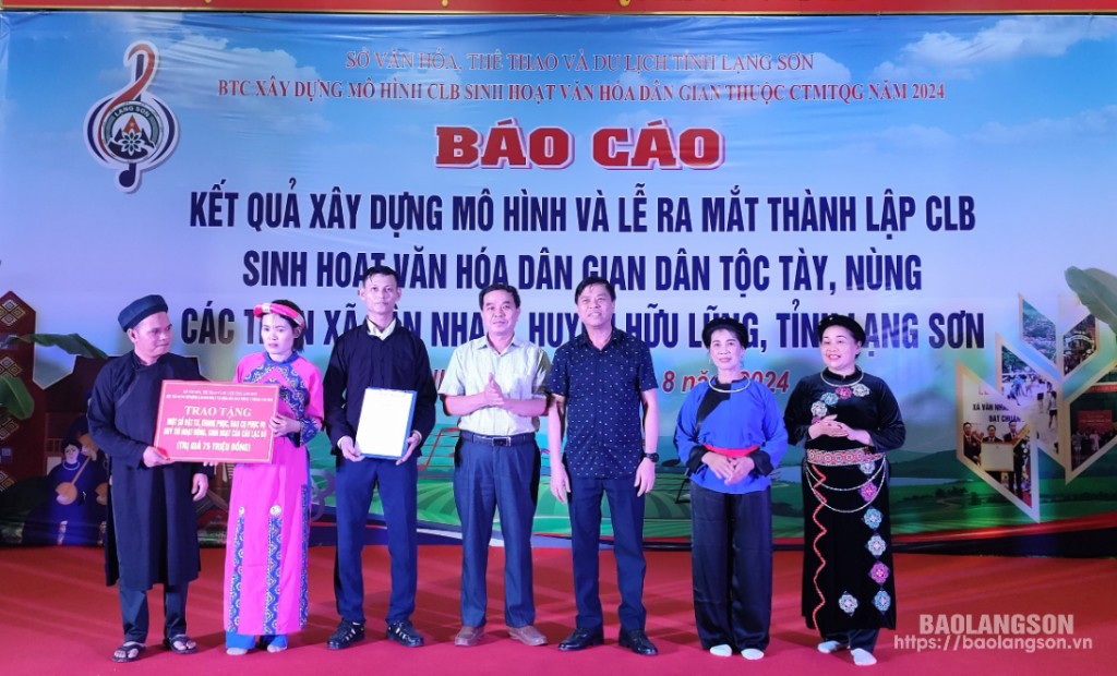 Đại diện Ban chủ nhiệm câu lạc bộ nhận quyết định thành lập và kinh phí hỗ trợ câu lạc bộ