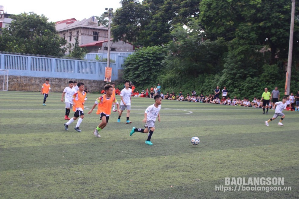 Trận thi đấu nội dung bóng đá U12 giữa đội FC Văn Lãng và FC Học Đường (thành phố Lạng Sơn)