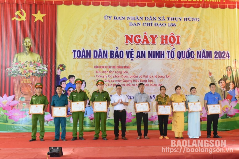 Lãnh đạo xã Thụy Hùng trao giấy khen cho các tập thể, cá nhân