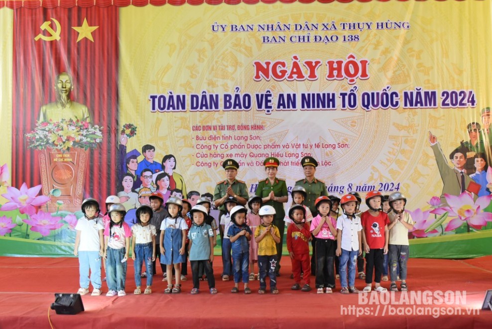 Đại diện Công an tỉnh trao quà cho các học sinh