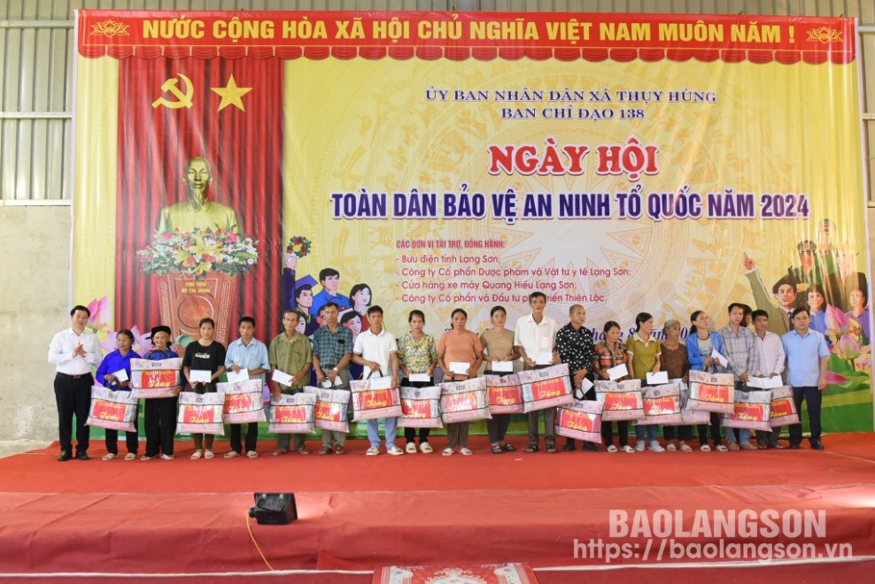 Lãnh đạo huyện Văn Lãng trao quà cho các gia đình