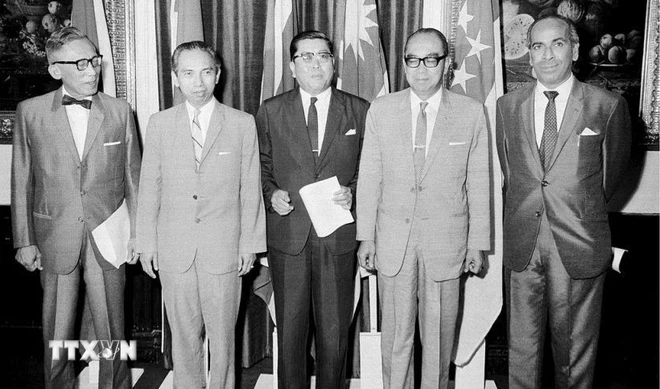 Đại diện 5 quốc gia sáng lập khối ASEAN tại Bangkok, ngày 8/8/1967: Bộ trưởng Ngoại giao Philippines Narcio Ramos, Bộ trưởng Ngoại giao Indonesia Adam Malik, Bộ trưởng Ngoại giao Thái Lan Thanat Khoman, Phó Thủ tướng Malaysia Abdul Razak và Bộ trưởng Ngoại giao Singapore Sinnathamby Rajaratnam. (Ảnh: Tư liệu/TTXVN phát)