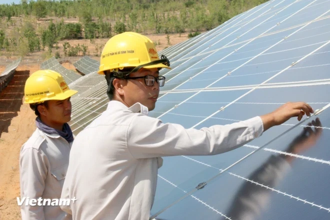 Lắp đặt điện Mặt Trời mái nhà. (Ảnh: PV/Vietnam+)