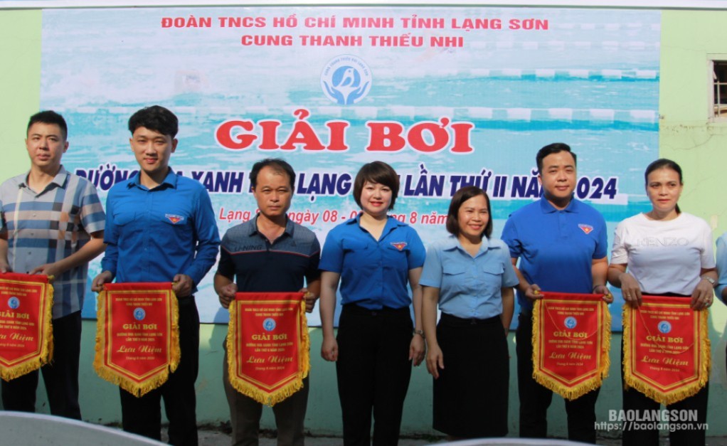 Ban tổ chức trao cờ lưu niệm cho các đội tham gia Giải bơi “Đường đua xanh” tỉnh Lạng Sơn lần thứ II