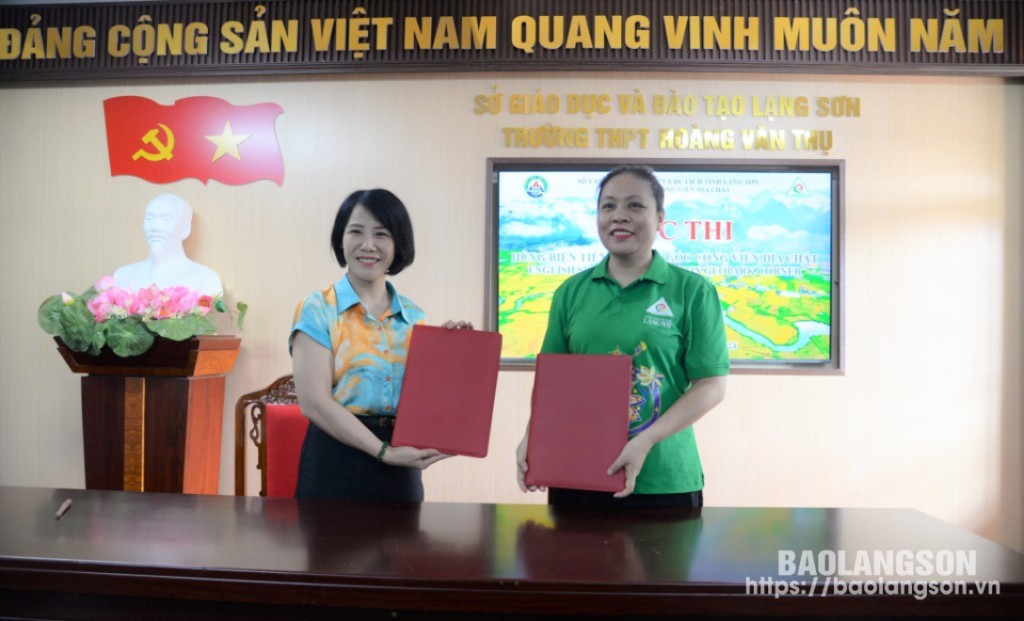 
Lãnh đạo Ban Quản lý Công viên địa chất Lạng Sơn trao biên bản bàn giao 