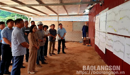 Đồng chí Chủ tịch HĐND tỉnh và các thành viên đoàn công tác nghe liên danh các nhà thầu báo cáo tiến độ thi công đoạn tuyến đi qua huyện Đình Lập