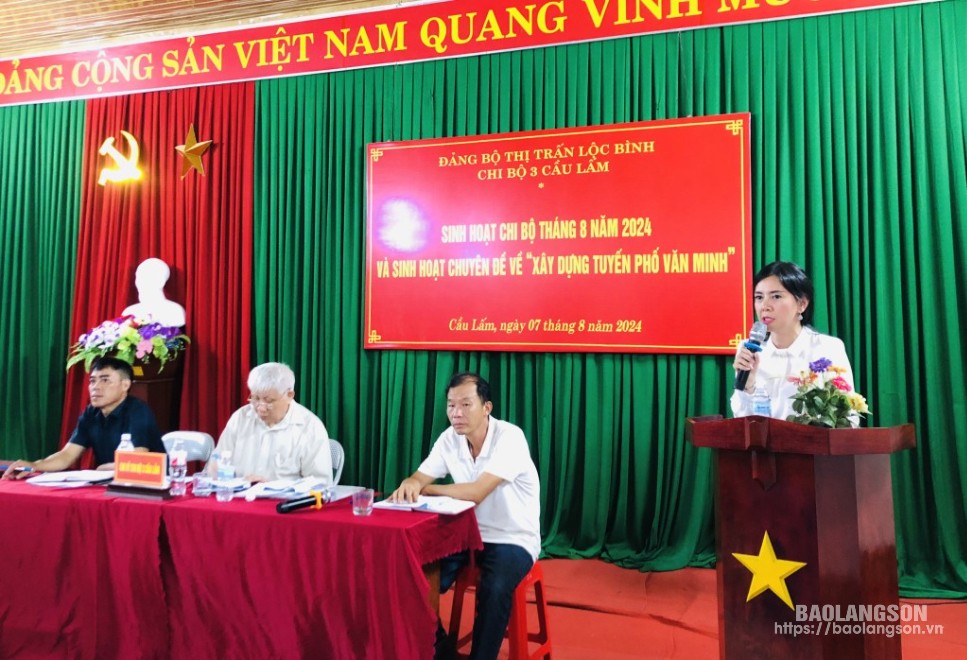 Đồng chí Đoàn Thu Hà, Ủy viên Ban Thường vụ Tỉnh ủy, Bí thư Huyện ủy Lộc Bình phát biểu tại buổi sinh hoạt