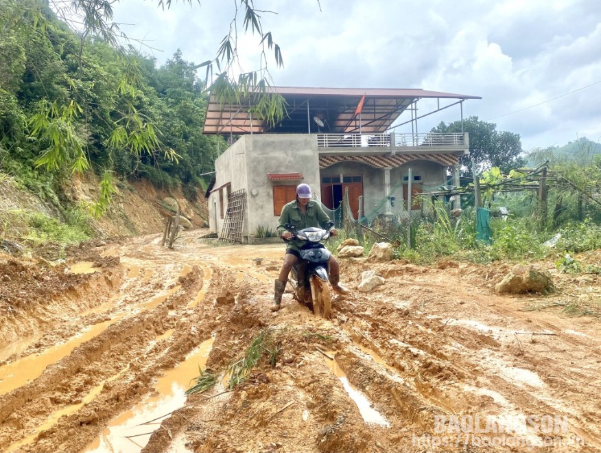 Người dân di chuyển khó khăn trên đường liên thôn từ Pác Khuông đến Khuổi Cưởm, xã Thiện Thuật, huyện Bình Gia