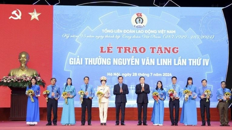 Chủ tịch Quốc hội Trần Thanh Mẫn và Chủ tịch Tổng Liên đoàn Lao động Việt Nam Nguyễn Đình Khang trao tặng Giải thưởng Nguyễn Văn Linh cho 10 cán bộ công đoàn có thành tích xuất sắc nhân kỷ niệm 95 năm Ngày thành lập Công đoàn Việt Nam.