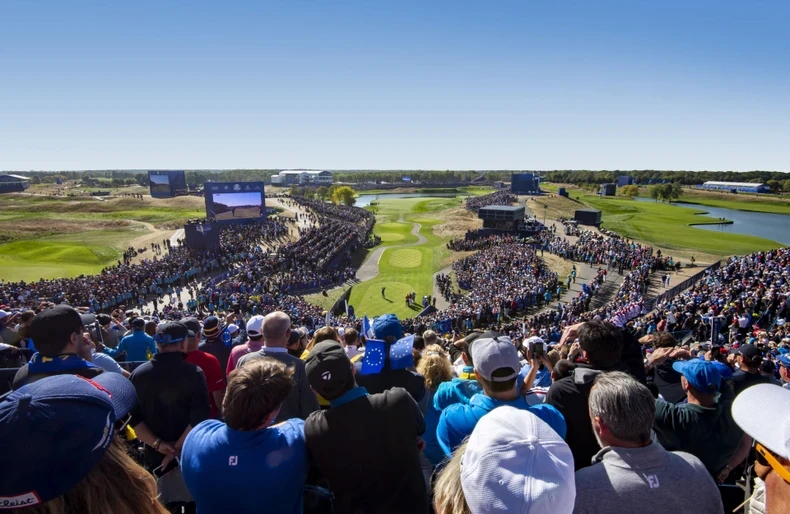 Hơn 30 nghìn khán giả phủ kín Le Golf National. (Ảnh: Getty)