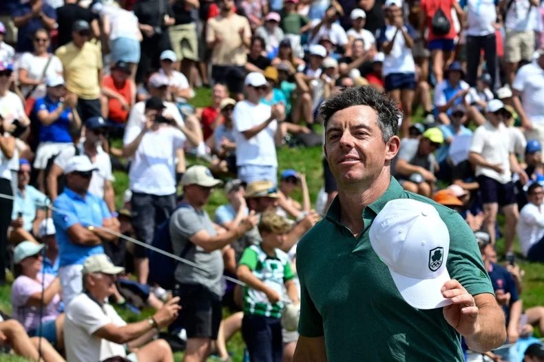 Rory McIlroy bước đi trong tiếng reo hò của hàng chục nghìn người hâm mộ tại Paris. (Ảnh: Getty)