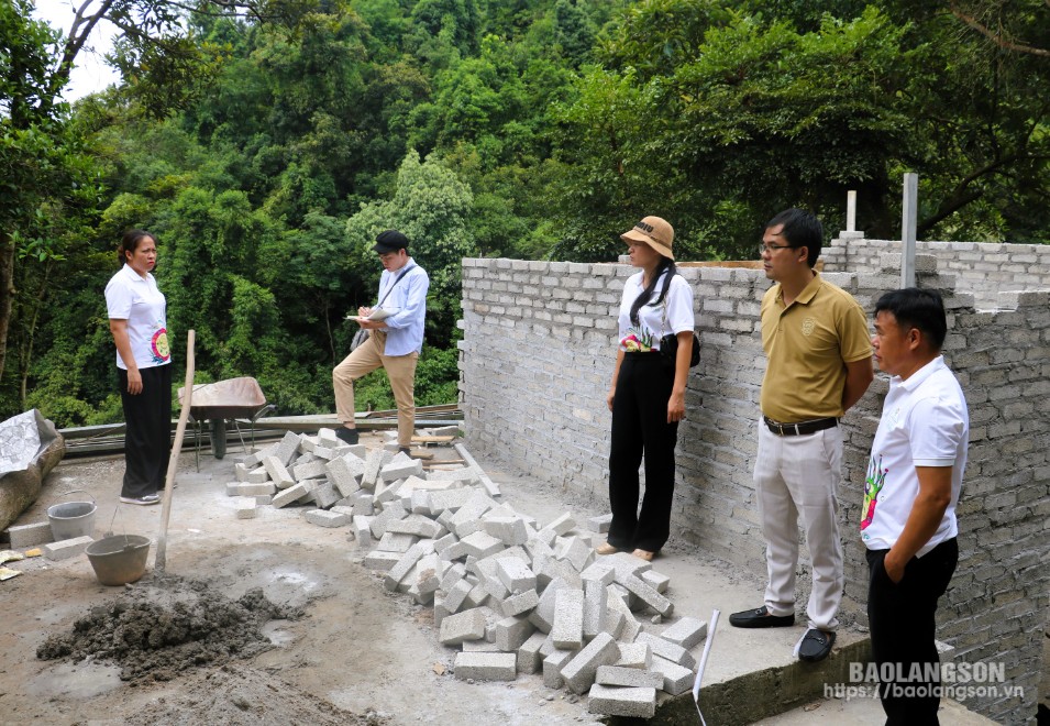 Các thành viên đoàn khảo sát điểm Thác Bản Khiếng - dự kiến trưng bày về các loài động vật có vú đầu tiên trên Trái đất, huyện Lộc Bình