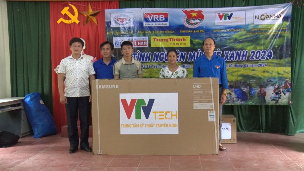 Lãnh đạo huyện Tràng Định và Đoàn Thanh niên Trung tâm Kỹ thuật truyền hình tặng hình tivi cho nhà văn hoá thôn Nà Deng, xã Tân Yên