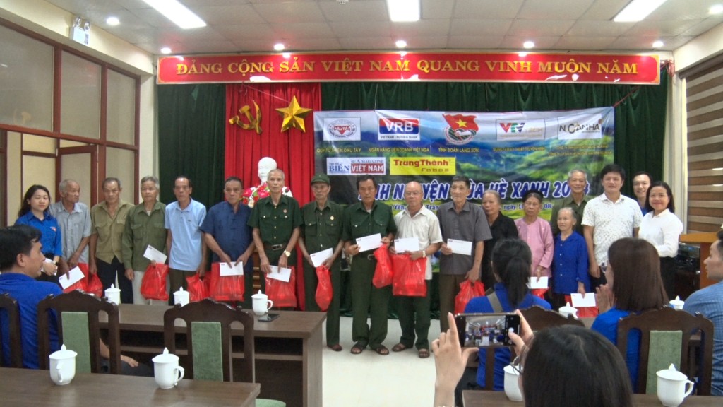 Lãnh đạo huyện Tràng Định và Đoàn Thanh niên Trung tâm Kỹ thuật truyền hình tặng quà cho gia đình chính sách, người có công