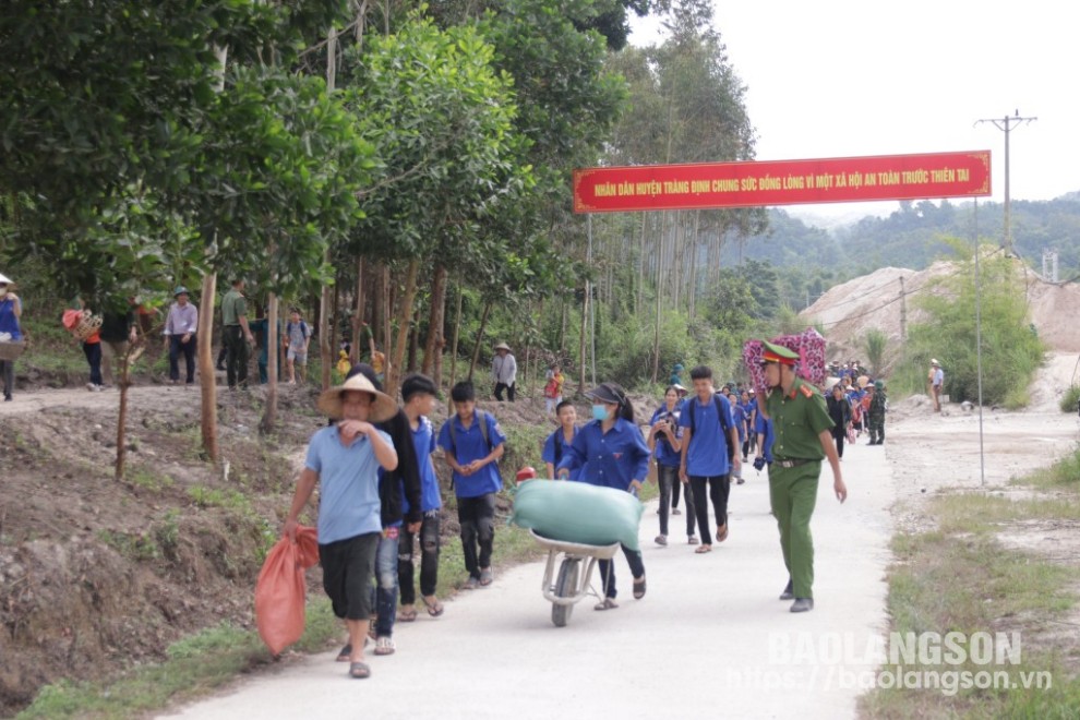 Người dân xã Hùng Sơn, huyện Tràng Định tham gia diễn tập phòng chống mưa lũ đầu tháng 8/2024