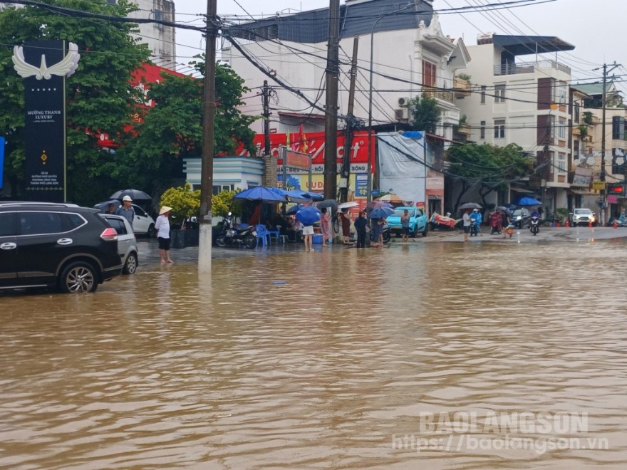 Mưa lớn ngày 30/7/2024 gây ngập lụt nhiều tuyến đường tại thành phố Lạng Sơn