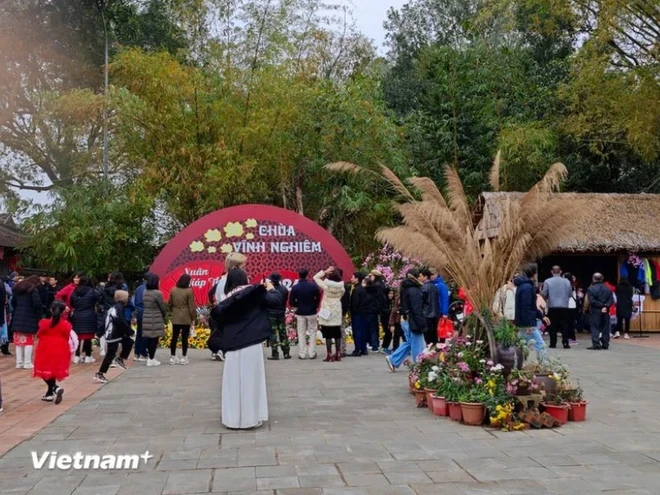 Du khách thập phương tham quan, chiêm bái tại chùa. (Ảnh: Thúy Hà/Vietnam+)