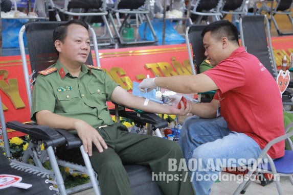 Lãnh đạo Công an tỉnh tham gia hiến máu tại Ngày hội