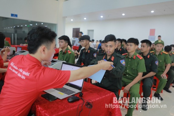 Đông đảo cán bộ, chiến sỹ trong lực lượng Công an tỉnh tham gia khám sàng lọc tại ngày hội hiến máu