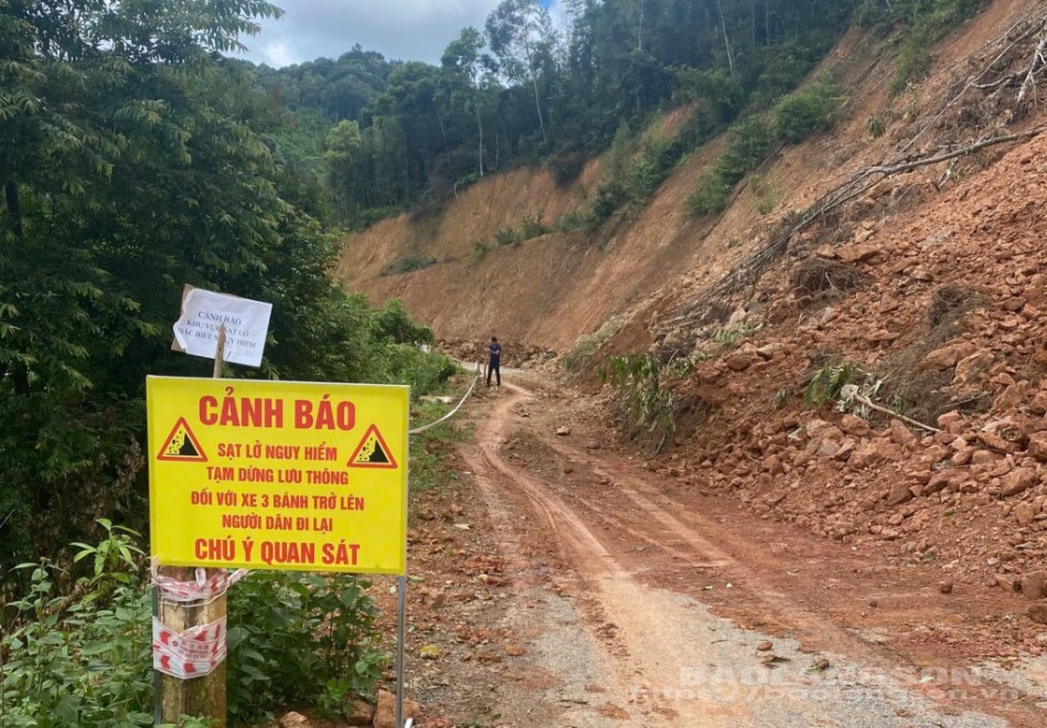 Chủ đầu tư thực hiện bảo đảm giao thông bước 1 và cắm biển cảnh báo khu vực sạt lở