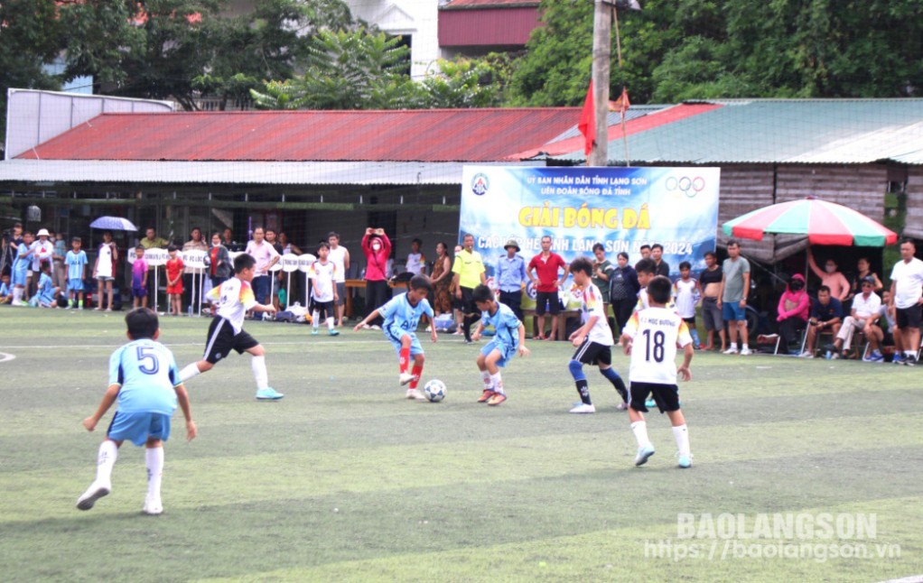 Trận chung kết nội dung bóng đá U11 giữa FC Lộc Bình và FC Học đường