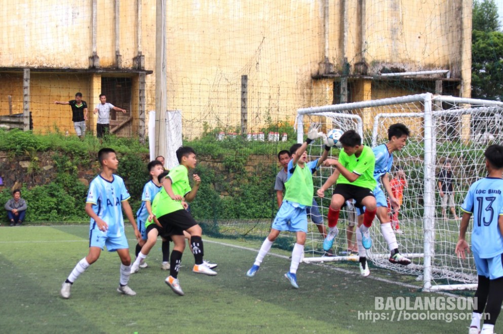 Pha tranh chấp bóng ngay trước cầu môn trong trận chung kết nội dung U13 giữa thủ môn FC Lộc Bình và cầu thủ FC Hoàng Văn Thụ