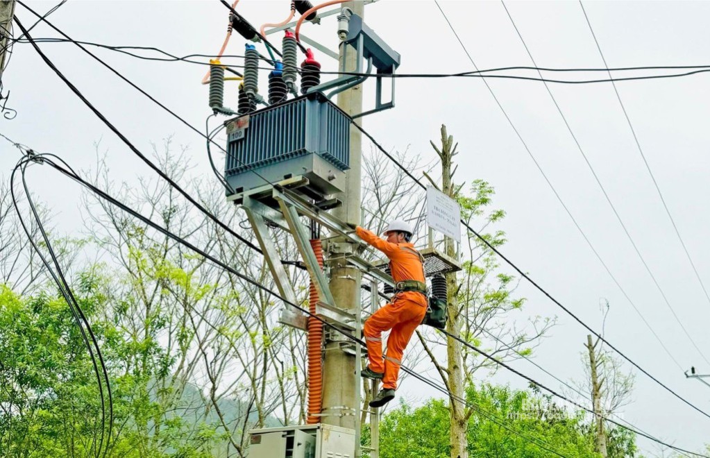 Nhân viên Điện lực Chi Lăng kiểm tra lưới điện hạ áp nông thôn trên địa bàn huyện Chi Lăng