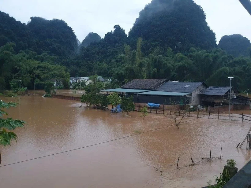 Nhiều nhà dân ở ven suối tại thị trấn Trà Lĩnh, huyện Trùng Khánh, tỉnh Cao Bằng bị ngập lụt do mưa lớn, ngày 11/8/2024. (Ảnh: TTXVN phát)