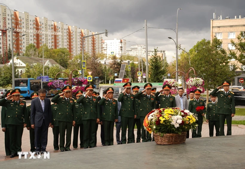 Đại tướng Phan Văn Giang và các đại biểu dâng hoa tại Tượng đài Chủ tịch Hồ Chí Minh ở Moskva. (Ảnh: Duy Trinh/TTXVN)