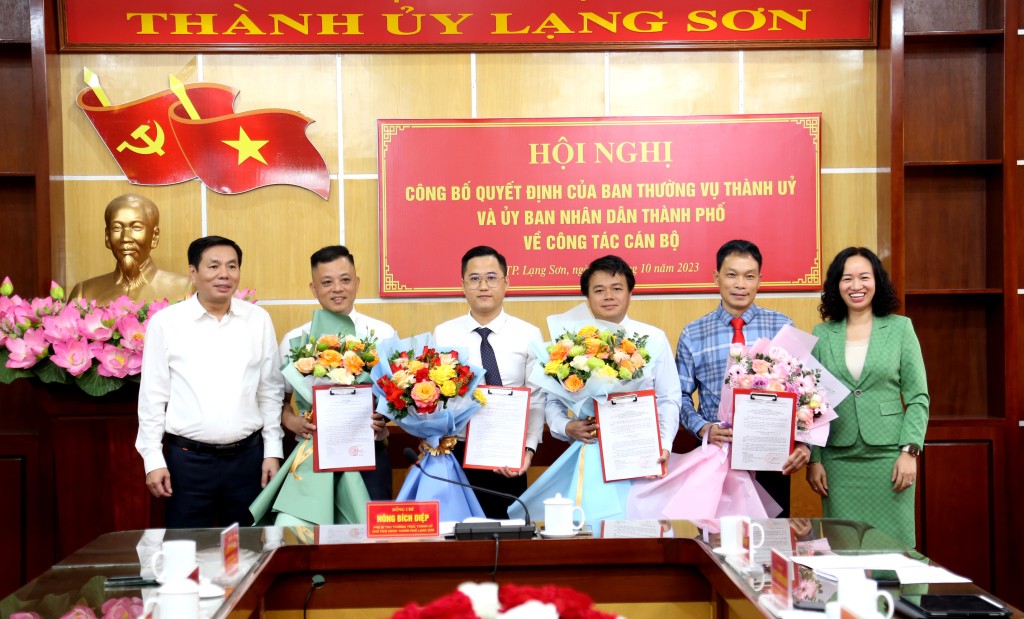 Lãnh đạo Thành ủy và UBND thành phố Lạng Sơn trao Quyết định cho các đồng chí cán bộ được điều động, bổ nhiệm giữ trọng trách mới