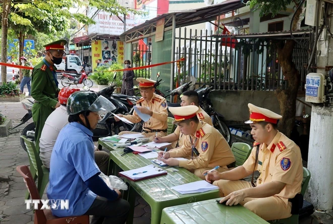 Lực lượng Cảnh sát giao thông, Công an tỉnh Lạng Sơn xử lý người điều khiển phương tiện giao thông vi phạm nồng độ cồn. (Ảnh: TTXVN phát)